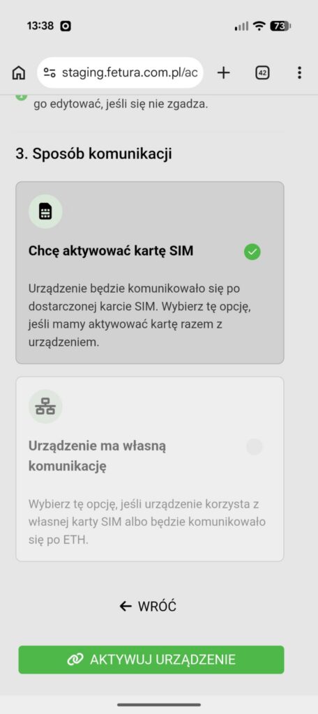 Mobilny widok formularza internetowego 'Aktywacja urządzenia', sekcja '3. Sposób komunikacji'. Do wyboru są dwa kafelki. Pierwszy, na zrzucie zaznaczony zielonym znacznikiem, to 'Chcę aktywować kartę SIM' z opisem: 'Urządzenie będzie komunikowało się po dostarczonej karcie SIM. Wybierz tę opcję, jeśli mamy aktywować kartę razem z urządzeniem.'. Drugi kafelek to 'Urządzenie ma własną komunikację' z opisem: 'Wybierz tę opcję, jeśli urządzenie korzysta z własnej karty SIM albo będzie komunikowało się po ETH.'. Poniżej znajduje się odnośnik 'WRÓĆ', a na samym dole zielony przycisk 'AKTYWUJ URZĄDZENIE', którym kończy się proces.