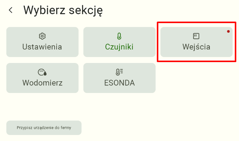 Widok panelu menu. Na górze po lewej jest podpis "Wybierz sekcję" pod nim kafelki do przejścia do konkretnych zakładek.
W pierwszym rzędzie są kolejno od lewej "Ustawienia", "Czujniki", "Wejścia". W drugim rzędzie "Wodomierz", "Esonda". Na dole po lewej jest kafelek "Przypisz urządzenie do fermy". Kafelek wejścia jest zaznaczony na czerwono. W środku kafelka wejścia, w lewym górnym rogu, widnieje czerwona kropka, informująca o alarmie.