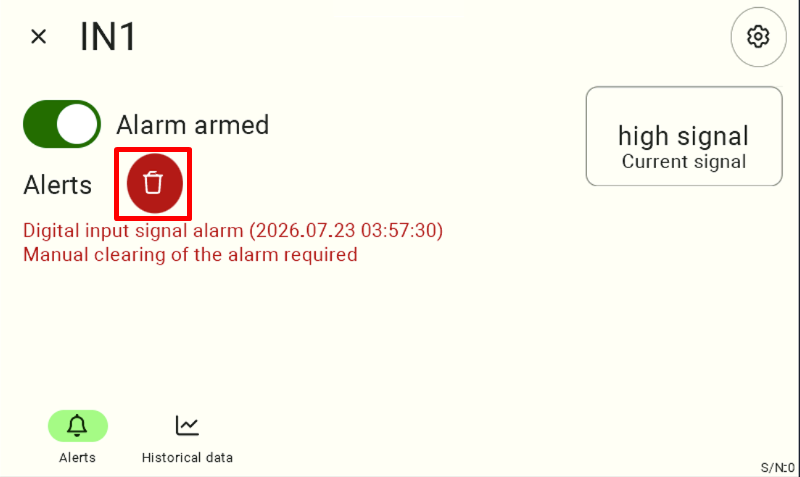 View of the IN1 input. You can see the alarm arm/disarm switch, signal status, and alarm information. Next to the alarm information is a red trash can icon. To deactivate the alarm, the user must click on it. At the bottom, you can see the "Alarms" and "Historical Data" tab icons.    