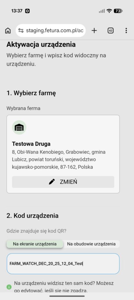Mobilny widok formularza internetowego "Aktywacja urządzenia". W kroku "2. Kod urządzenia" użytkownik musi przepisać kod identyfikacyjny swojego sprzętu. Należy kliknąć pole tekstowe pod pytaniem "Gdzie znajduje się kod QR?" i ostrożnie wpisać ciąg znaków widoczny na fizycznym urządzeniu.