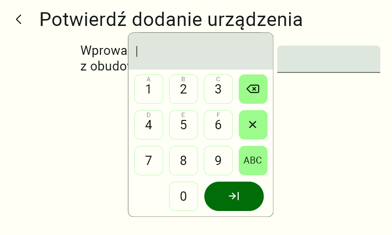 Ekran "Potwierdź dodanie urządzenia". Zawiera polecenie "Wprowadź 4 ostatnie znaki S/N z obudowy urządzenia" oraz dedykowane, puste pole tekstowe do ich wpisania. Na ekranie włączona jest niestandardowa klawiatura wprowadzania danych. Zawiera cyfry od 0 do 9, przy czym nad cyframi od 1 do 6 umieszczono małe litery od A do F. Z prawej strony klawiatury znajdują się dodatkowe przyciski: usuwania znaku, anulowania (krzyżyk), zmiany trybu wprowadzania na litery "ABC" oraz zielony przycisk zatwierdzania ze strzałką.
