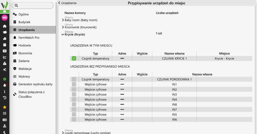 Ekran przypisywania z pomyślnie dodanym urządzeniem. Po zaznaczeniu przez użytkownika pola wyboru (zielony kwadrat) przy wybranym sprzęcie, czujnik ten automatycznie znika z dolnej tabeli i zostaje przeniesiony do górnej sekcji "URZĄDZENIA W TYM MIEJSCU". Stanowi to potwierdzenie, że czujnik został poprawnie zintegrowany z daną komorą.