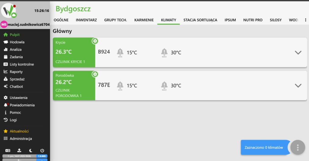 Podgląd główny aplikacji w zakładce "KLIMATY" z poziomu górnego menu. Na ekranie widoczne są szerokie kafelki reprezentujące przypisane wcześniej lokalizacje i powiązane z nimi czujniki (tutaj sekcje "Krycie" oraz "Porodówka"). Lewa strona każdego kafla ma zielone tło i wyświetla bieżącą temperaturę, co ostatecznie weryfikuje poprawne działanie sprzętu i jego komunikację z chmurą.