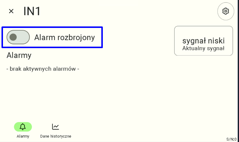 Ekran szczegółów wybranego wejścia cyfrowego (IN1). Po lewej stronie znajduje się nieaktywny, szary przełącznik (suwak) z podpisem "Alarm rozbrojony", który zaznaczono niebieską ramką. Użytkownik musi go kliknąć, aby aktywować (uzbroić) monitorowanie. Po prawej stronie widać podgląd, jaki jest "Aktualny sygnał" na tym wejściu (np. "sygnał niski").