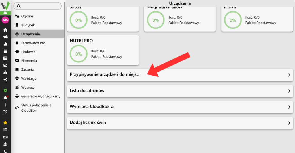 Ekran z listą opcji w module "Urządzenia". Aby powiązać sprzęt z konkretną lokalizacją na fermie, użytkownik musi wybrać i kliknąć pierwszą pozycję na wyświetlonej liście, czyli zakładkę "Przypisywanie urządzeń do miejsc", co obrazuje na instrukcji czerwona strzałka.