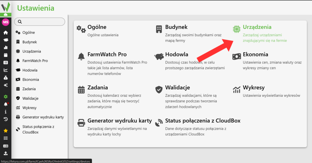Widok pełnoekranowego menu w zakładce "Ustawienia". Interfejs składa się z kafelków odpowiadających różnym modułom. Użytkownik musi kliknąć kafel o nazwie "Urządzenia" (z zieloną ikoną układu scalonego), na co wyraźnie wskazuje wklejona czerwona strzałka.