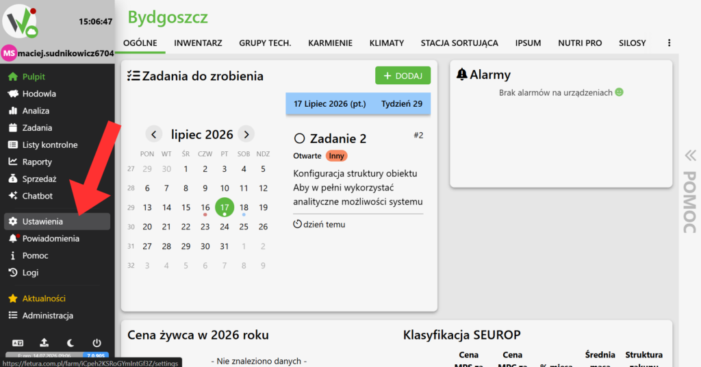 Główny pulpit (dashboard) aplikacji Fetura Cloud. Aby rozpocząć proces konfiguracji i przypisywania czujnika do budynku, użytkownik musi odszukać w lewym, ciemnym panelu nawigacyjnym zakładkę "Ustawienia", obok której znajduje się ikona koła zębatego. Na zrzucie ekranu czynność tę wskazuje duża czerwona strzałka.