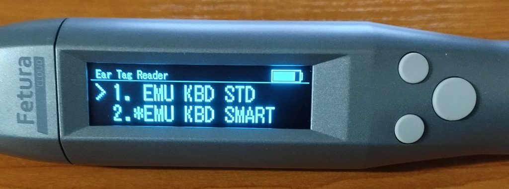 Obraz przedstawia ekran skanera 2 i 3 ze zbliżeniem na ekran i przyciski. Ekran wewnątrz ustawień bluetooth pokazuje dwie opcje 1. EMU KBD STD 2. *EMU KBD SMART