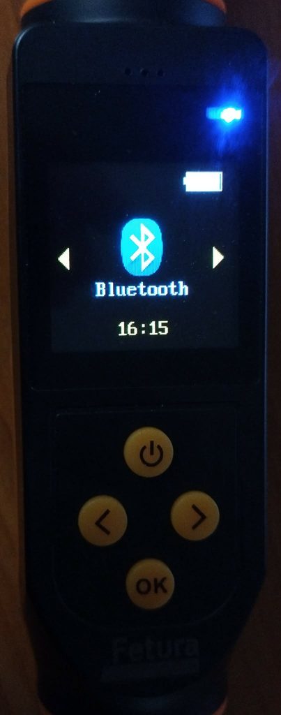 Obraz przedstawia ekran skanera 1 ze zbliżeniem na ekran i przyciski. Widnieje sekcja do wejścia w ustawienia bluetooth.