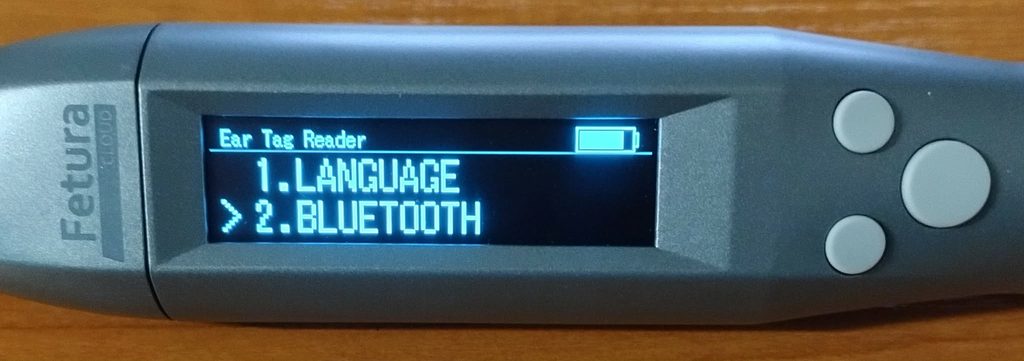 Obraz przedstawia ekran skanera 2 i 3 ze zbliżeniem na ekran i przyciski. Na ekranie widać ekran ustawień, widać dwie opcje 1. LANGUAGE 2. BLUETOOTH.