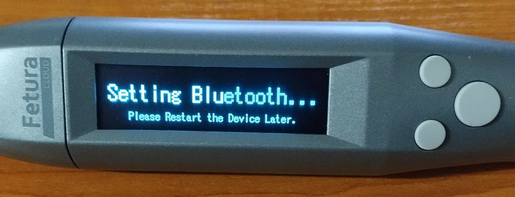 Obraz przedstawia ekran skanera 2 i 3 ze zbliżeniem na ekran i przyciski. Ekran przedstawia informację o konfigurowaniu bluetooth.